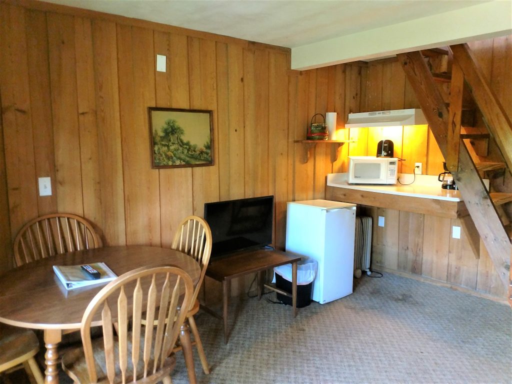 Table, TV & Kitchenette in River Room